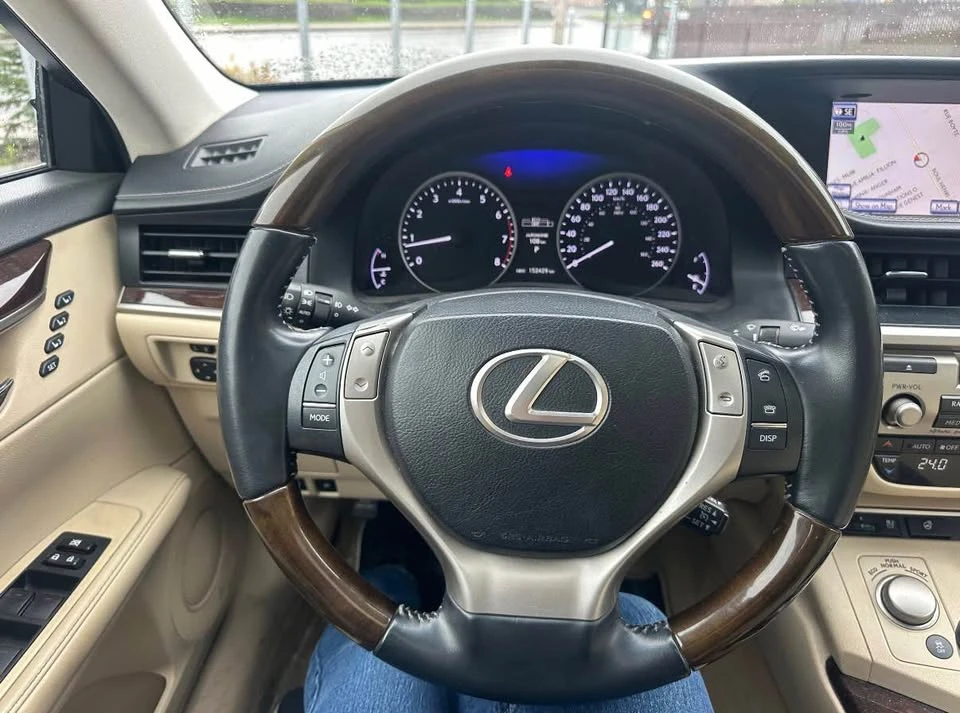 2013 Lexus ES 6th Gen - Image 11 of 13