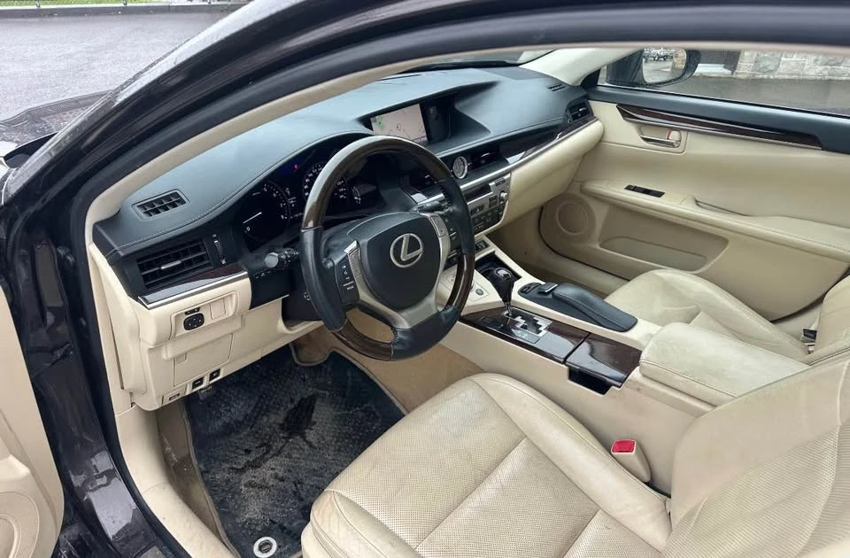 2013 Lexus ES 6th Gen - Image 8 of 17
