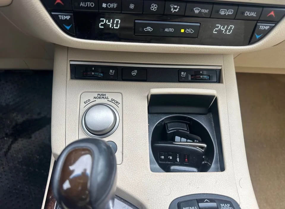 2013 Lexus ES 6th Gen - Image 16 of 17