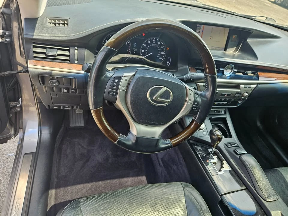 2013 Lexus ES 6th Gen - Image 10 of 20