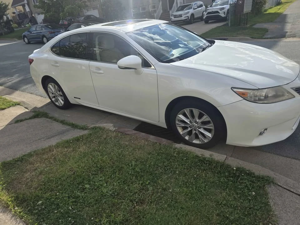 2013 Lexus ES 6th Gen - Image 4 of 8