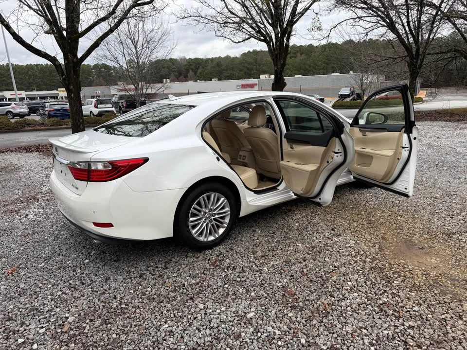 2013 Lexus ES 6th Gen - Image 17 of 20