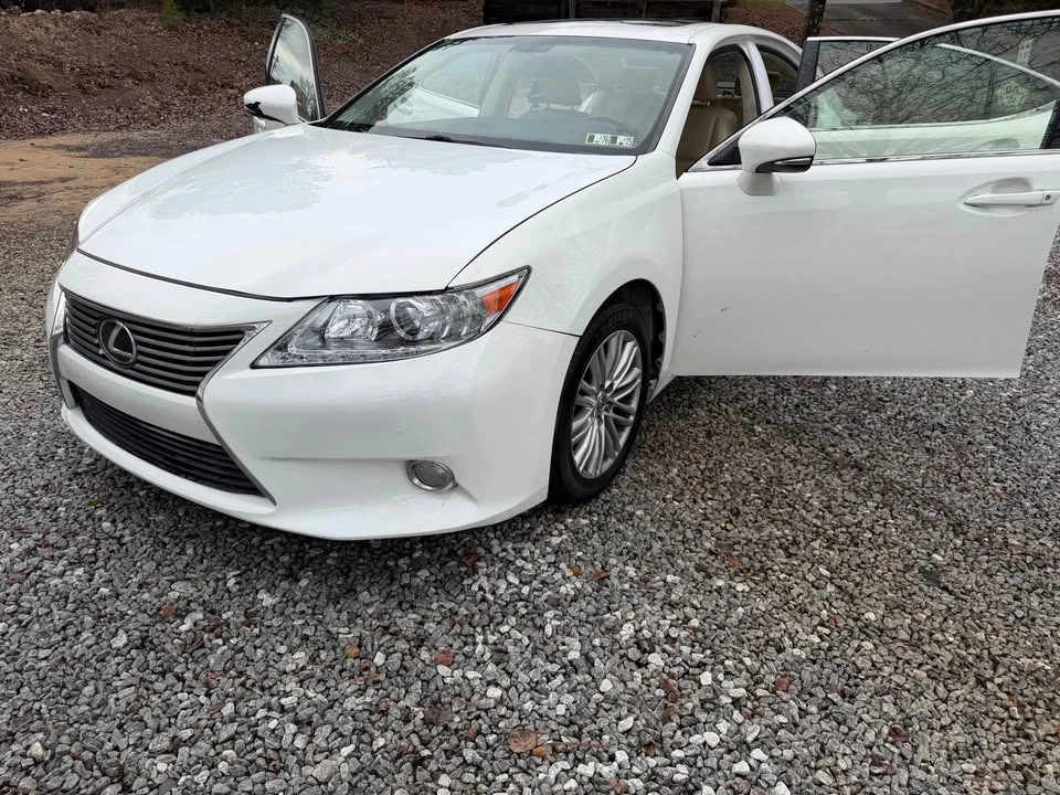 2013 Lexus ES 6th Gen - Image 15 of 20