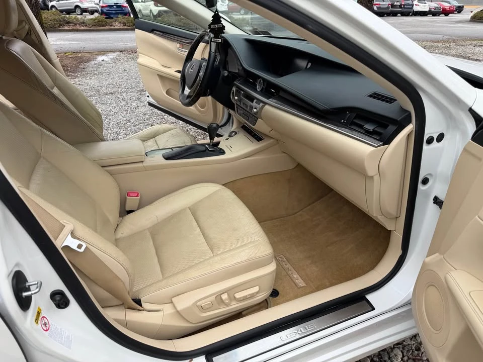 2013 Lexus ES 6th Gen - Image 18 of 20