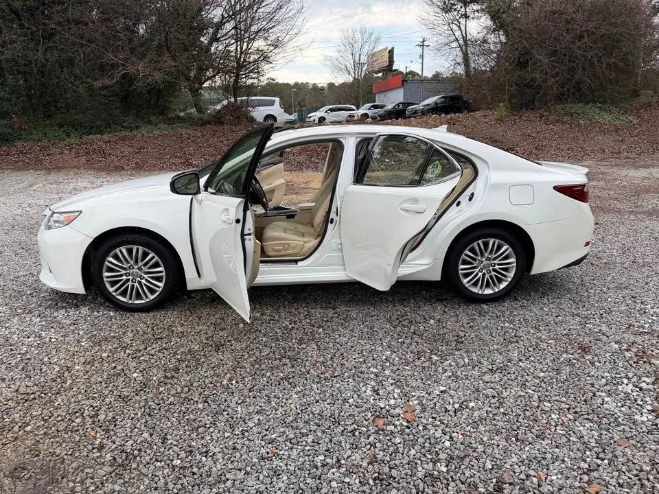 2013 Lexus ES 6th Gen - Image 11 of 20