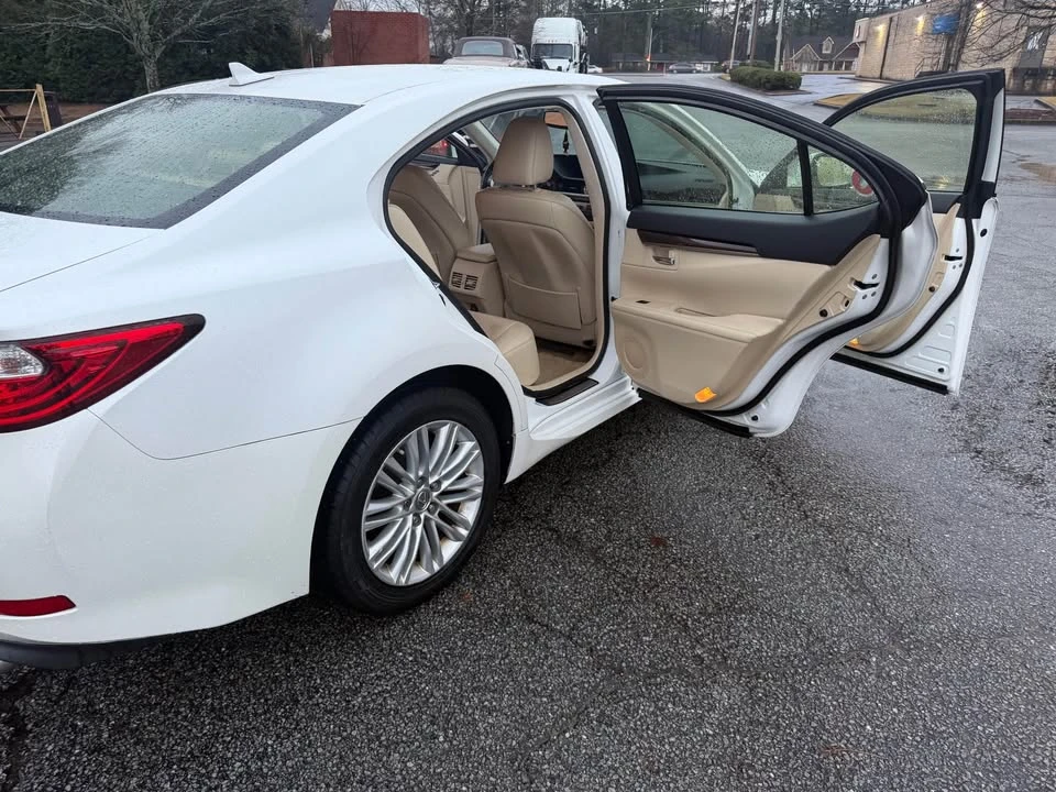 2013 Lexus ES 6th Gen - Image 9 of 14