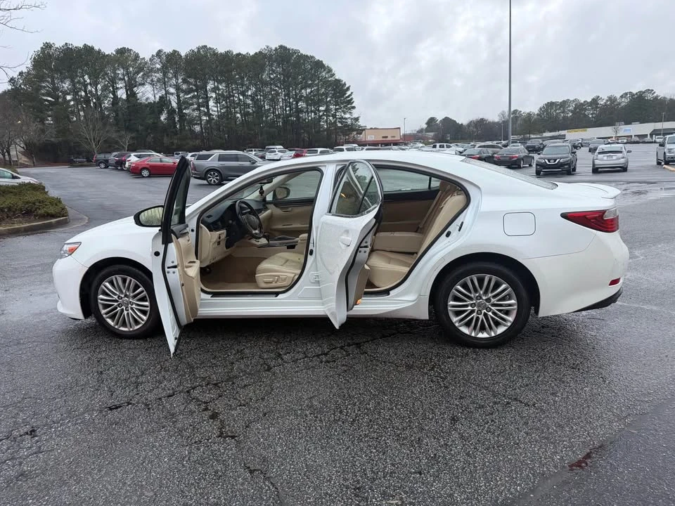 2013 Lexus ES 6th Gen - Image 5 of 14