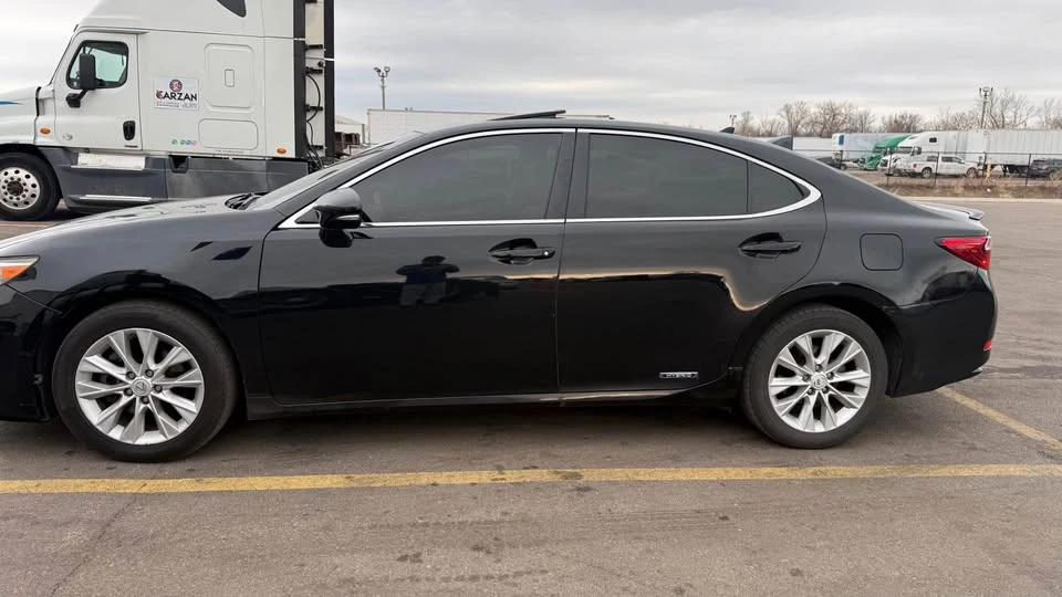 2013 Lexus ES 6th Gen - Image 2 of 10