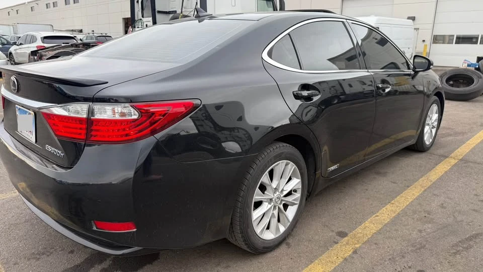 2013 Lexus ES 6th Gen - Image 5 of 10