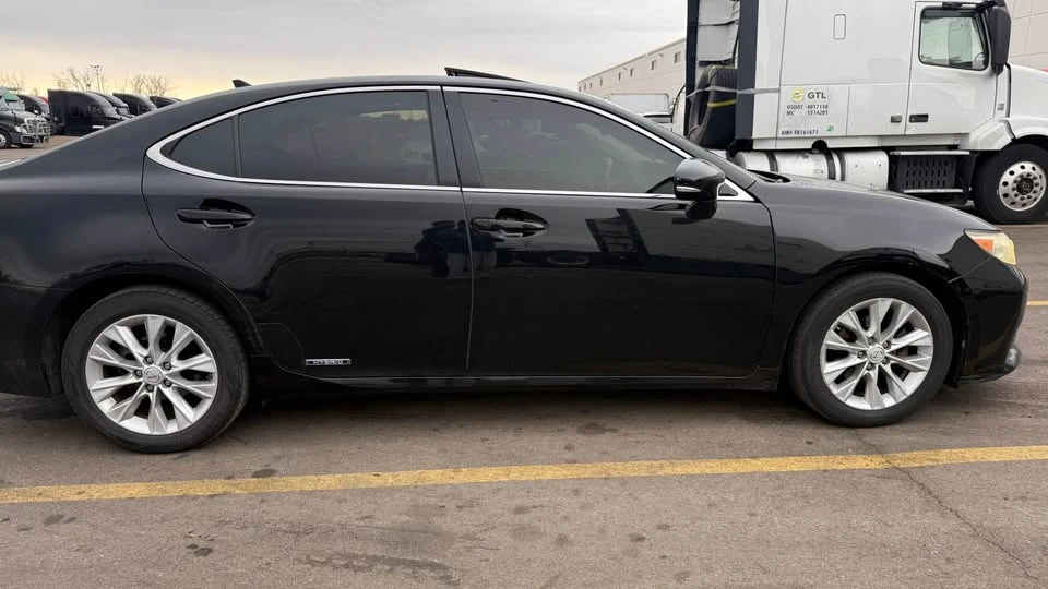 2013 Lexus ES 6th Gen - Image 6 of 10