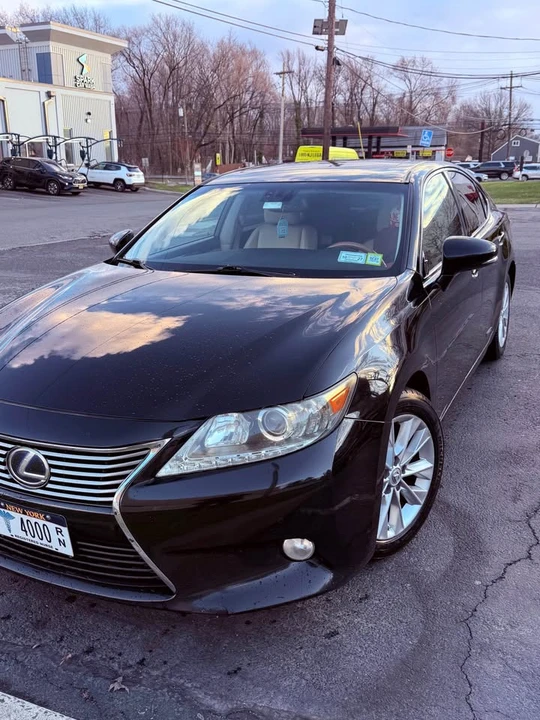 2013 Lexus ES 6th Gen - Image 2 of 5