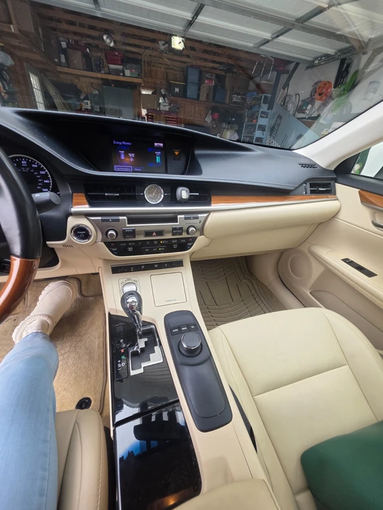 2013 Lexus ES 6th Gen - Image 15 of 21