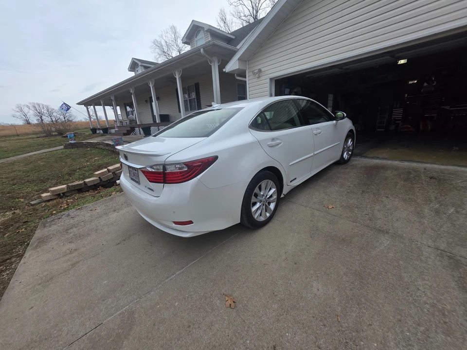 2013 Lexus ES 6th Gen - Image 8 of 21