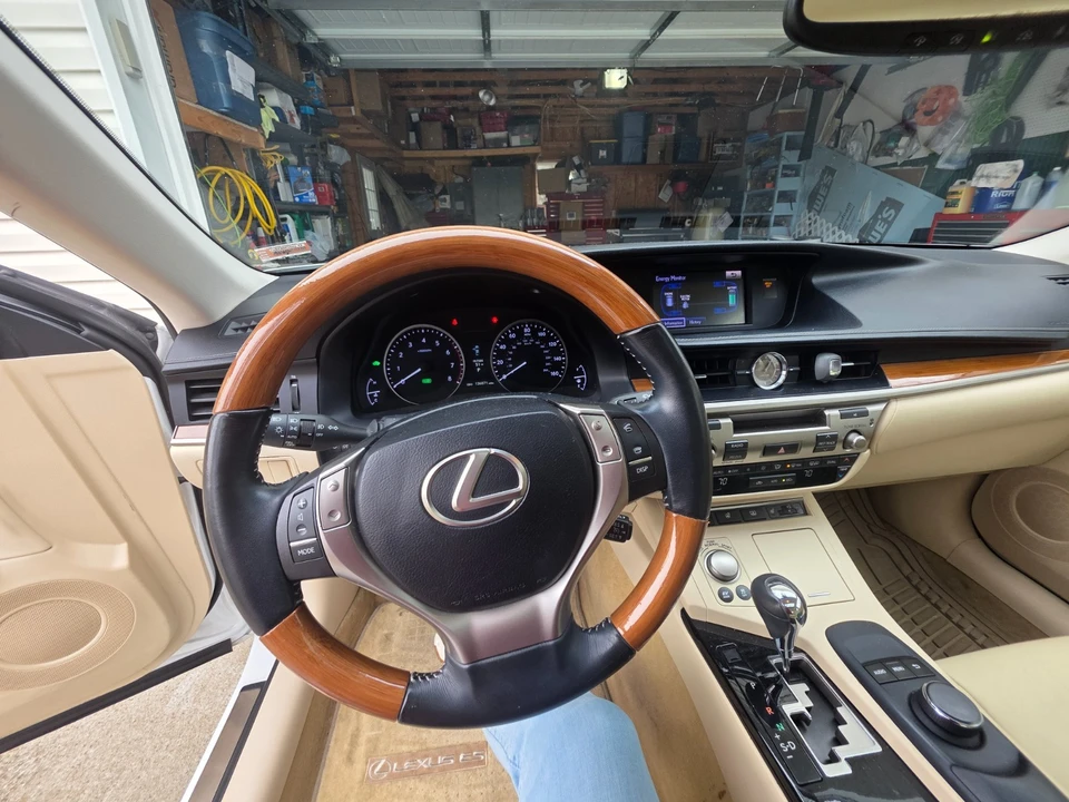2013 Lexus ES 6th Gen - Image 14 of 21