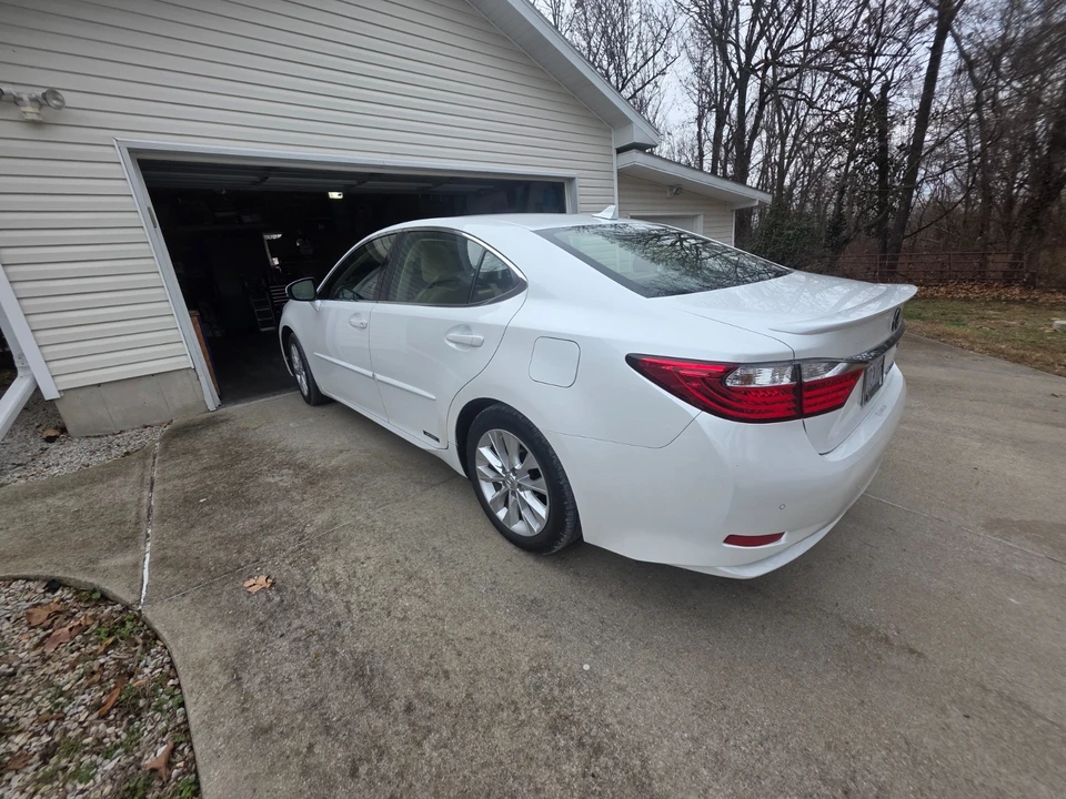 2013 Lexus ES 6th Gen - Image 10 of 21