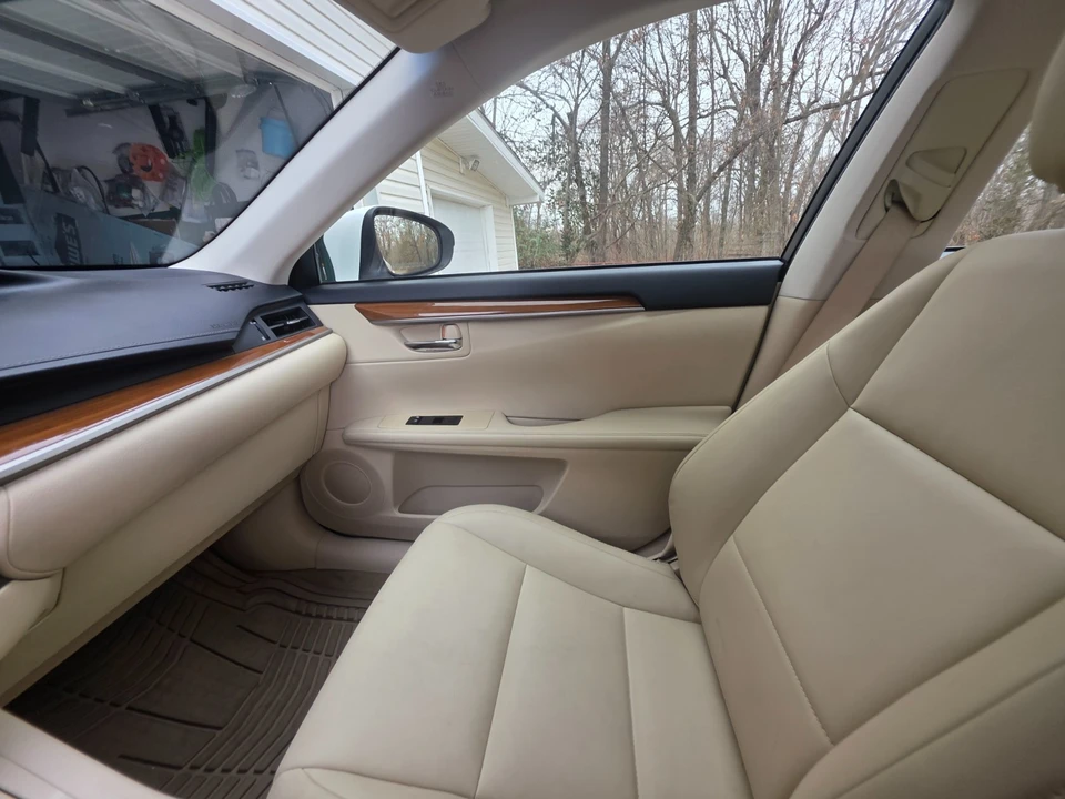 2013 Lexus ES 6th Gen - Image 16 of 21