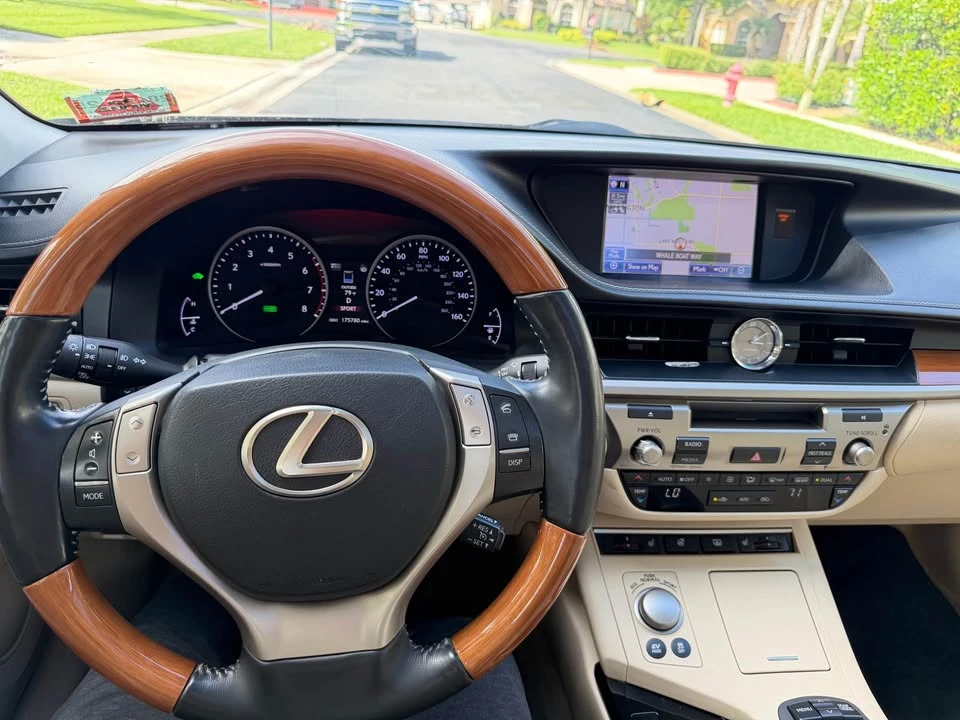 2013 Lexus ES 6th Gen - Image 9 of 20