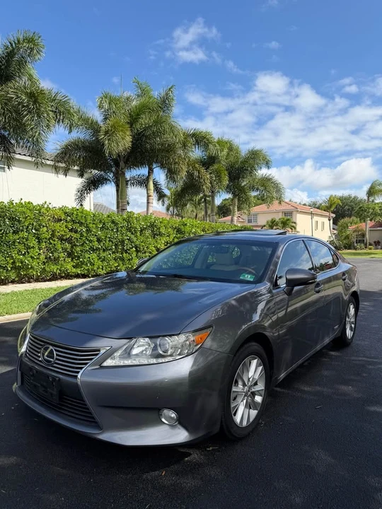 2013 Lexus ES 6th Gen - Image 10 of 20