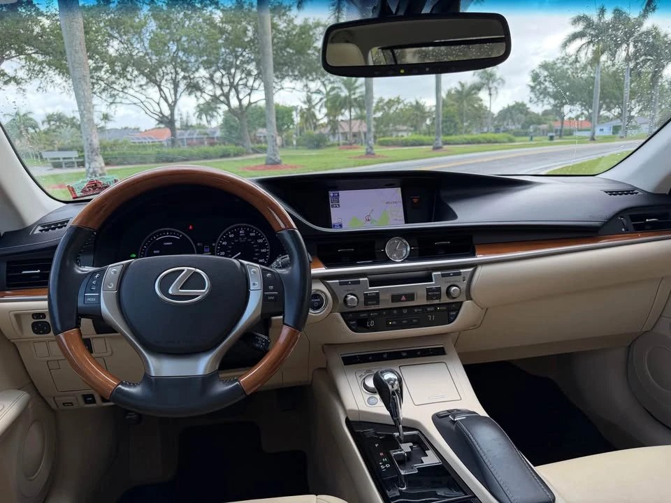 2013 Lexus ES 6th Gen - Image 19 of 20