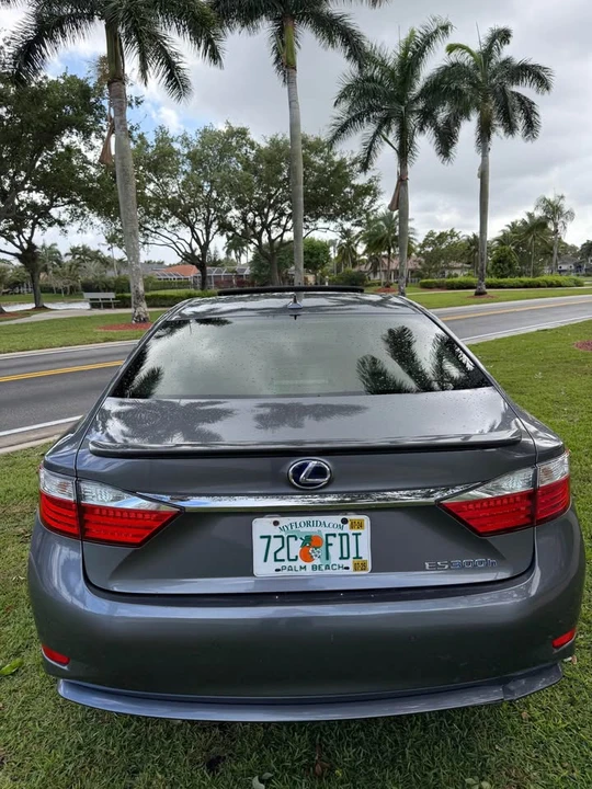2013 Lexus ES 6th Gen - Image 13 of 20