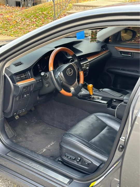 2013 Lexus ES 6th Gen - Image 5 of 6