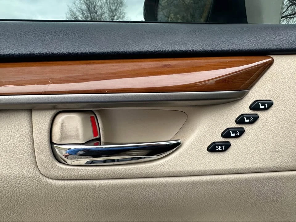 2013 Lexus ES 6th Gen - Image 8 of 11