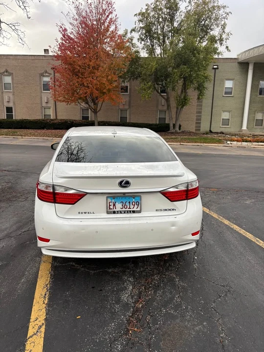2013 Lexus ES 6th Gen - Image 2 of 6