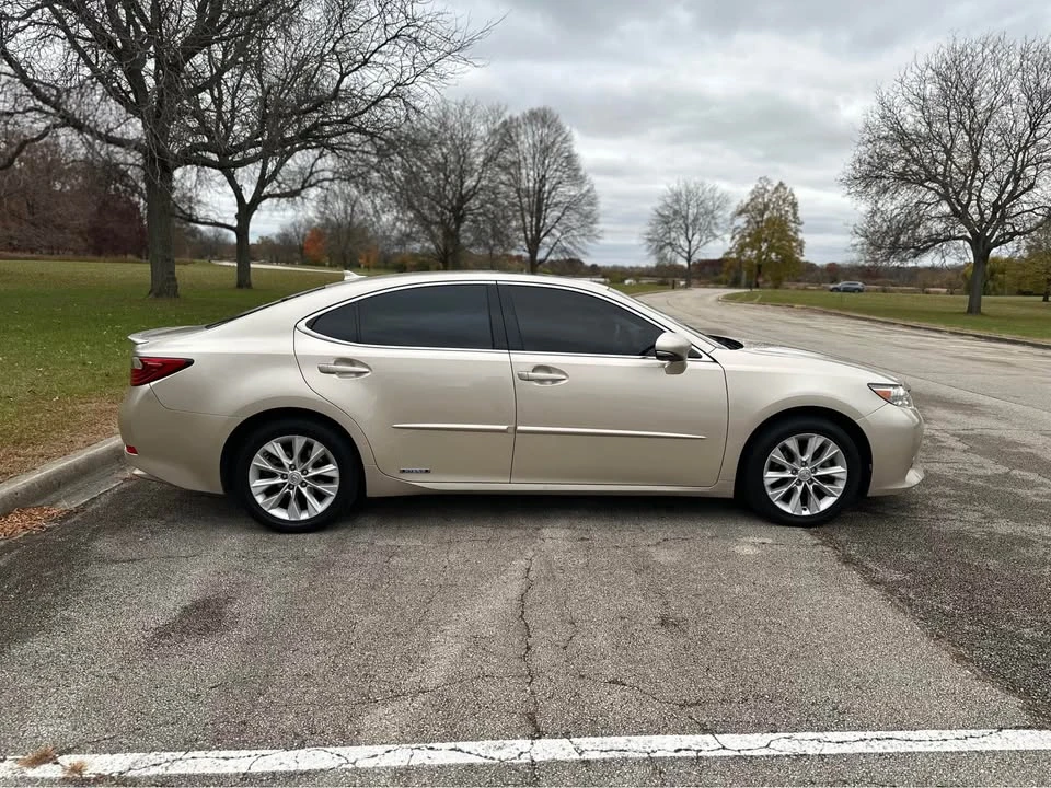 2013 Lexus ES 6th Gen - Image 3 of 11