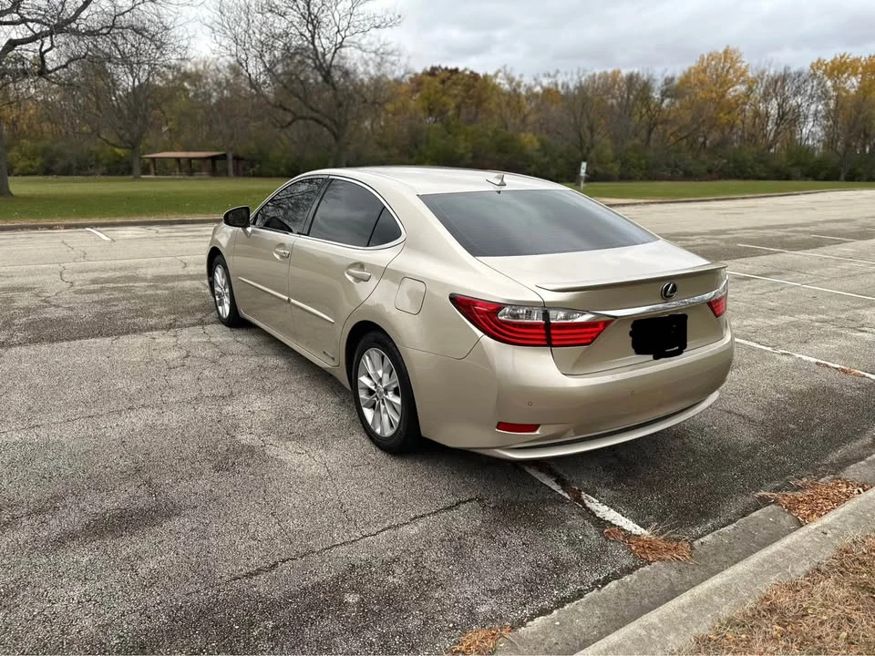 2013 Lexus ES 6th Gen - Image 6 of 11