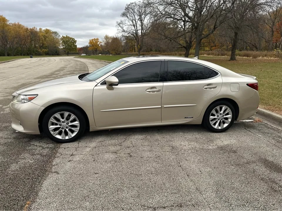 2013 Lexus ES 6th Gen - Image 4 of 11