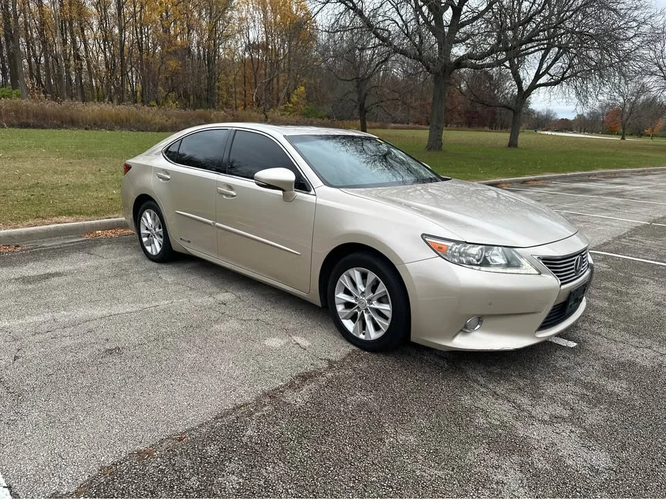 2013 Lexus ES 6th Gen - Image 2 of 11