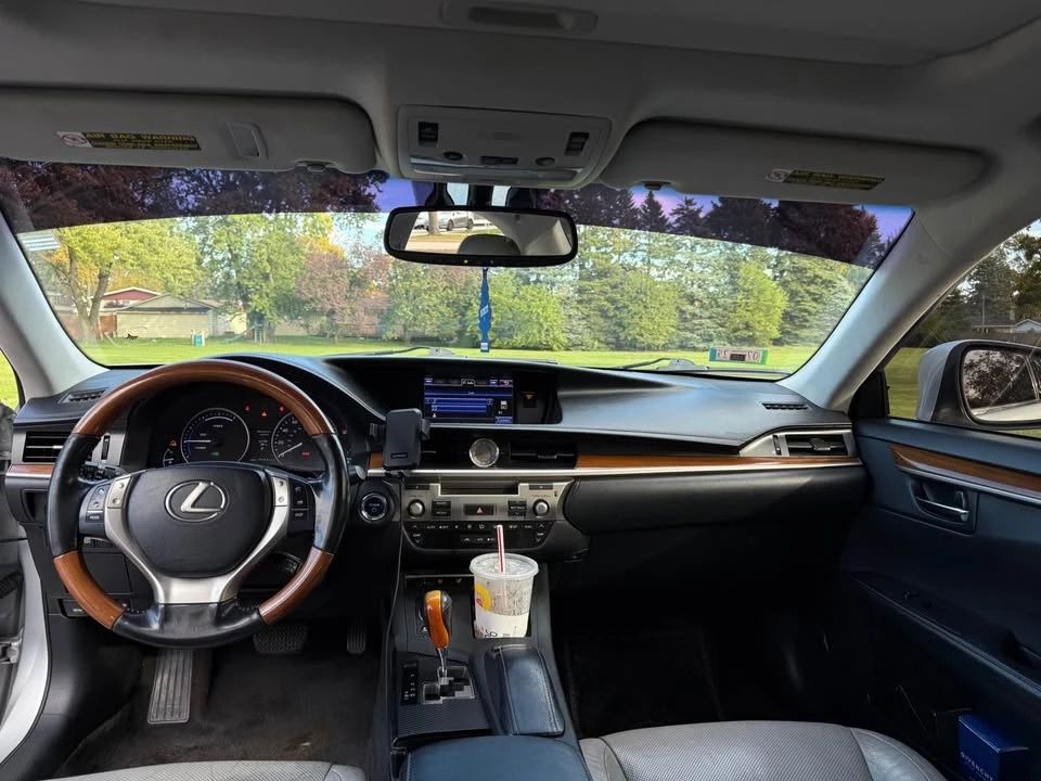2013 Lexus ES 6th Gen - Image 6 of 9