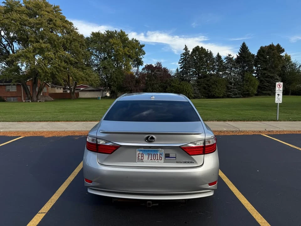 2013 Lexus ES 6th Gen - Image 4 of 9