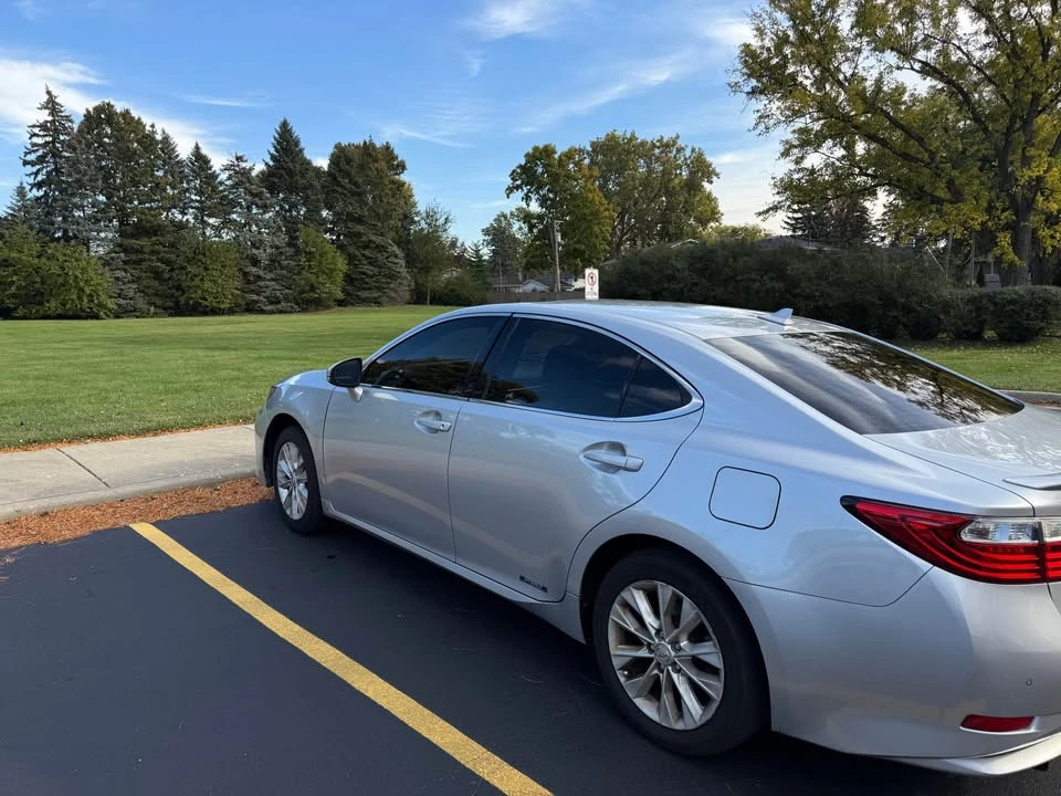 2013 Lexus ES 6th Gen - Image 5 of 9