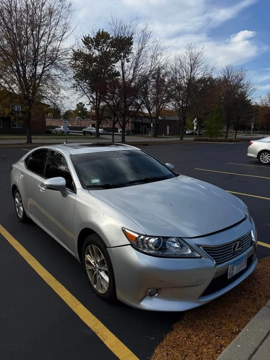 2013 Lexus ES 6th Gen - Image 2 of 9