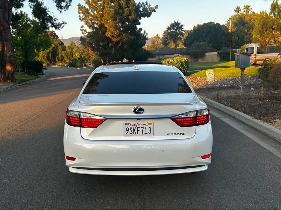 2013 Lexus ES 6th Gen - Image 5 of 16