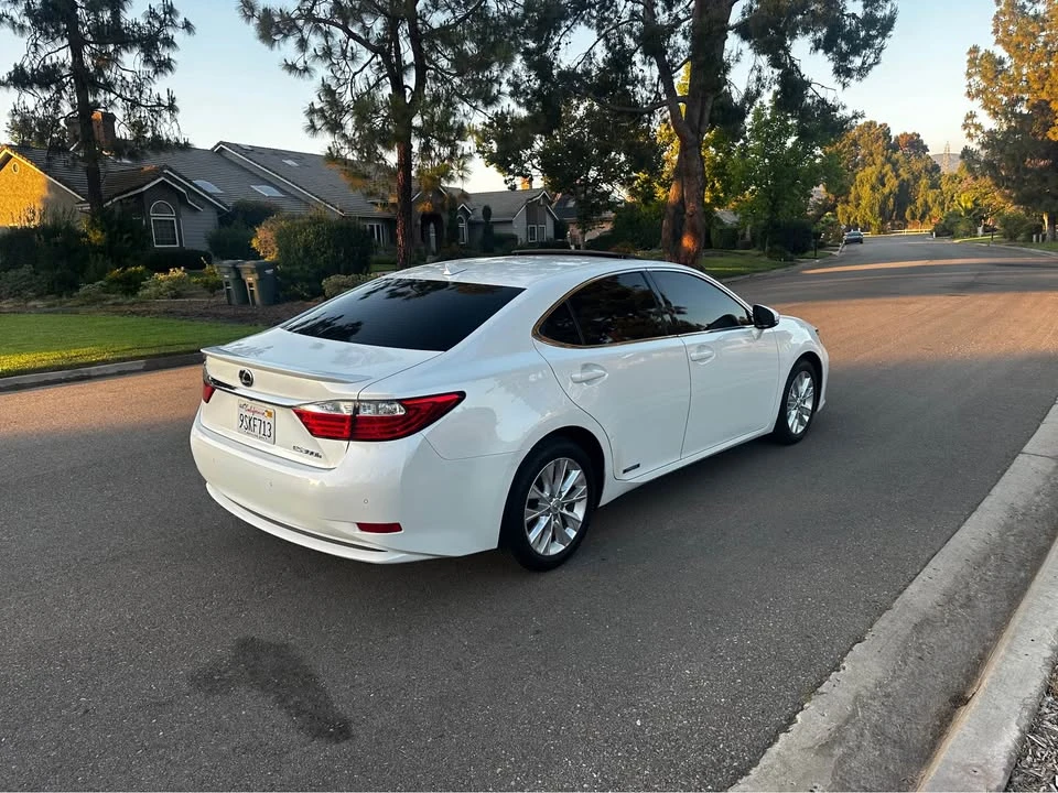 2013 Lexus ES 6th Gen - Image 4 of 16