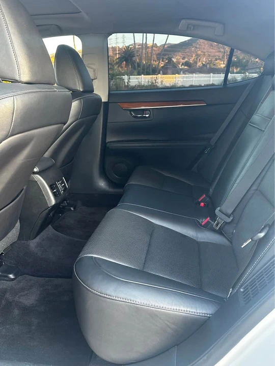 2013 Lexus ES 6th Gen - Image 8 of 16