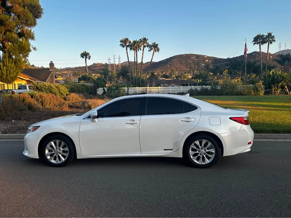 2013 Lexus ES 6th Gen - Image 7 of 16