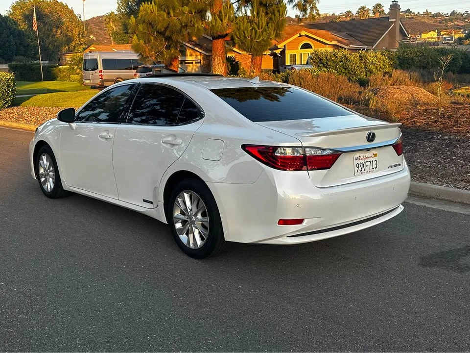 2013 Lexus ES 6th Gen - Image 6 of 16