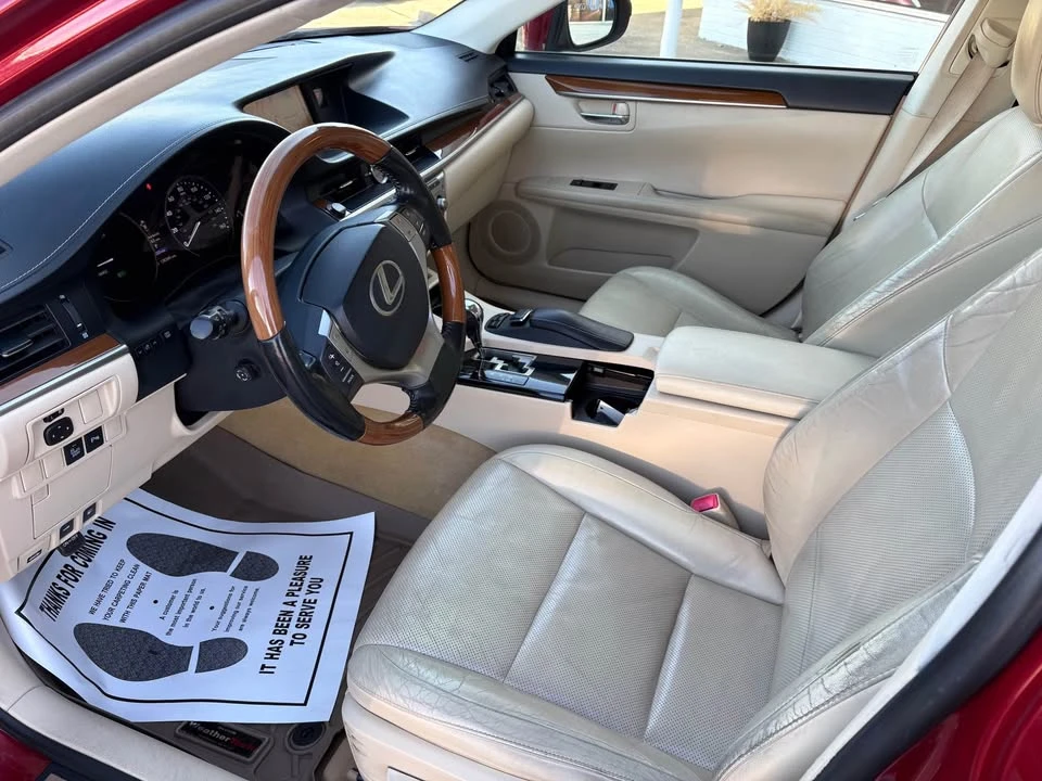 2013 Lexus ES 6th Gen - Image 10 of 16