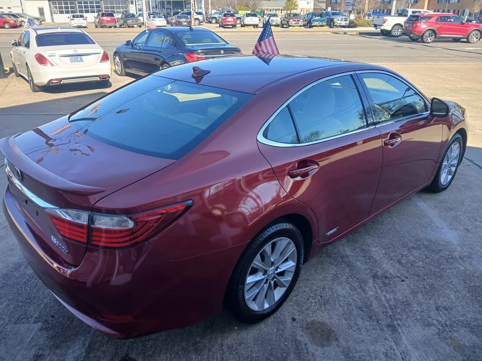 2013 Lexus ES 6th Gen - Image 2 of 15