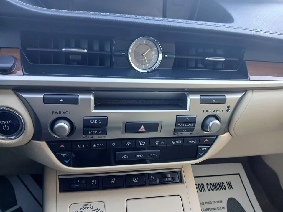 2013 Lexus ES 6th Gen - Image 9 of 15