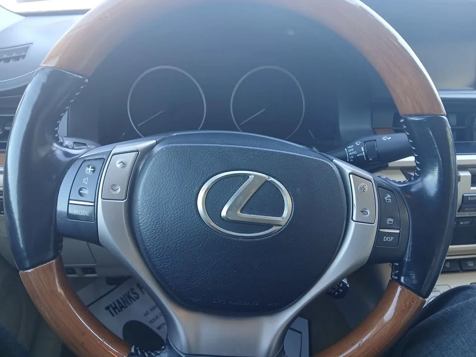 2013 Lexus ES 6th Gen - Image 8 of 15