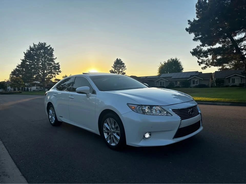2013 Lexus ES 6th Gen - Image 2 of 16