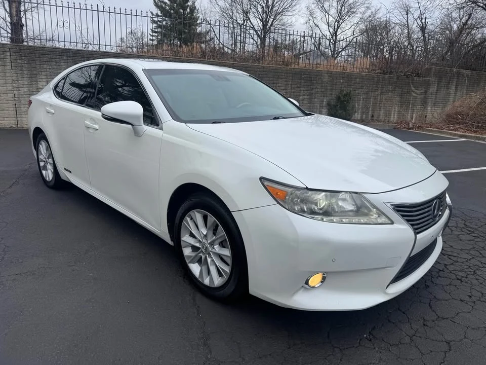 2013 Lexus ES 6th Gen - Image 2 of 7