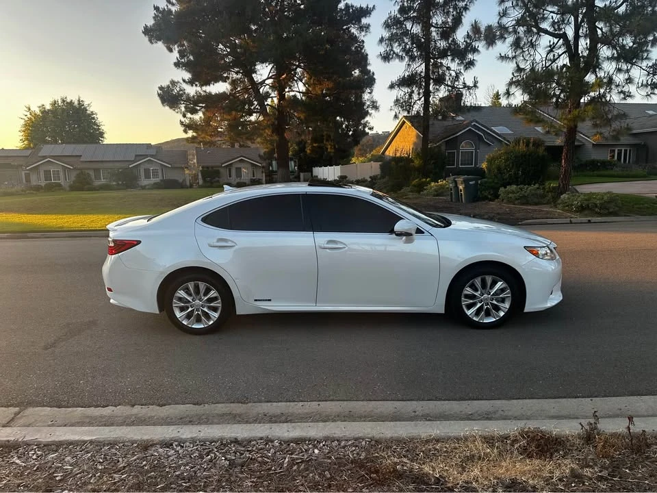 2013 Lexus ES 6th Gen - Image 3 of 16