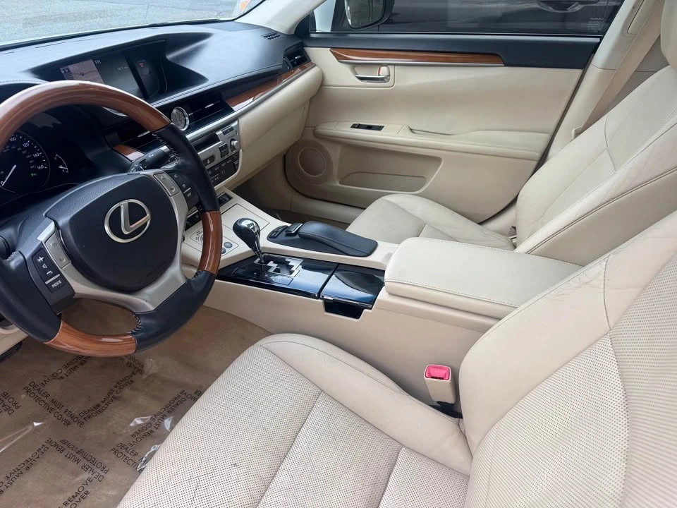 2013 Lexus ES 6th Gen - Image 5 of 7