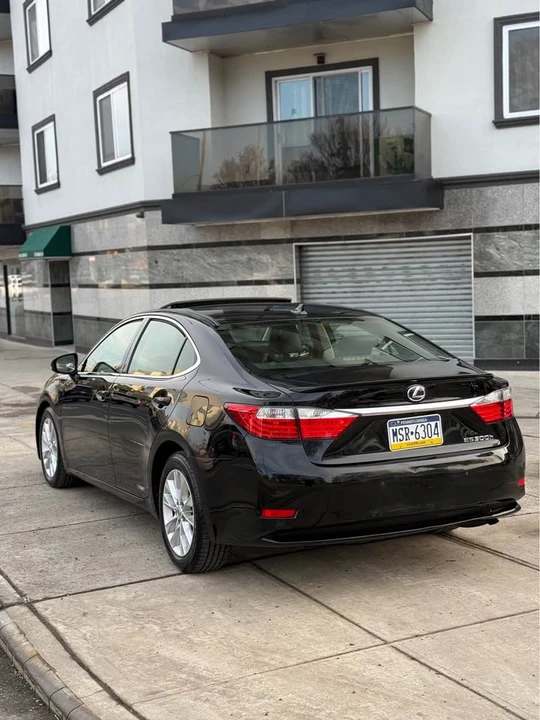 2013 Lexus ES 6th Gen - Image 3 of 11
