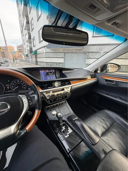 2013 Lexus ES 6th Gen - Image 8 of 11